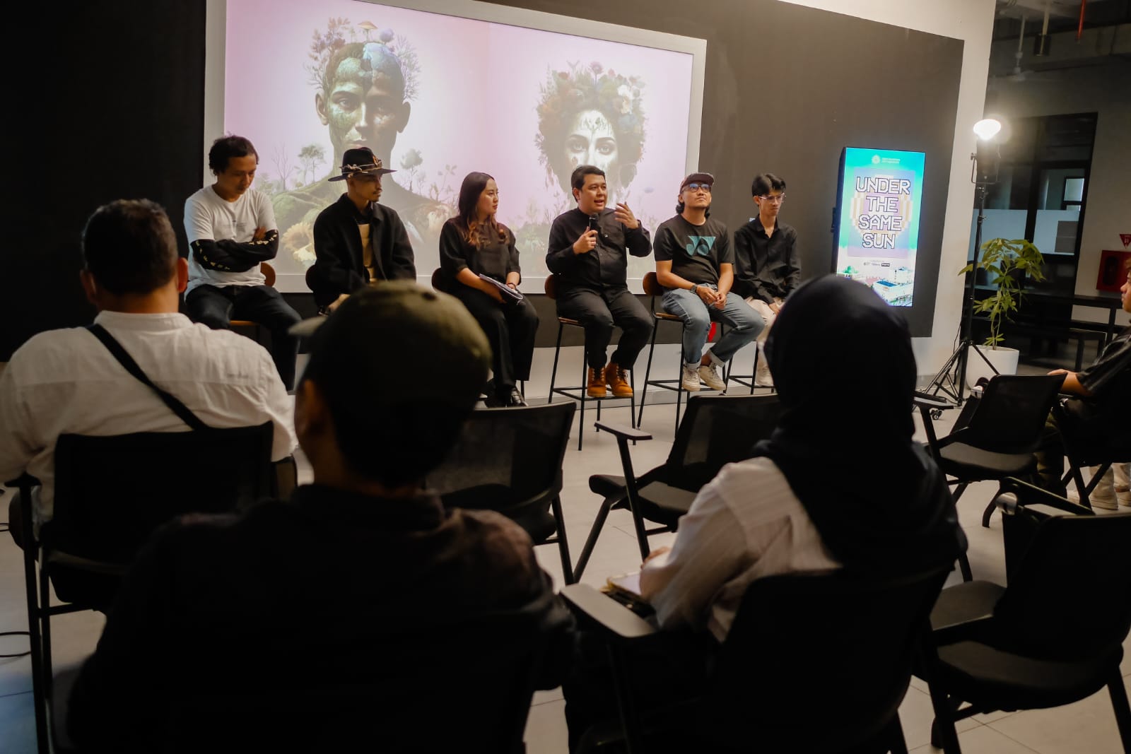 Galeri Nusantara Universitas Nahdlatul Ulama (UNU)Yogyakarta menggelar pameran seni bertajuk Under The Same Sun yang mengeksplorasi hubungan antara manusia, seni, dan sains-teknologi.