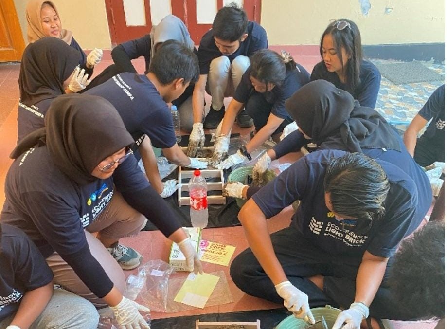 INOVASI - Tim Pengabdian Masyarakat UPN Veteran Yogyakarta menggelar pelatihan pembuatan bata ringan kepada Karang Karuna Mriyan, Donotirto, Bantul. (gun)