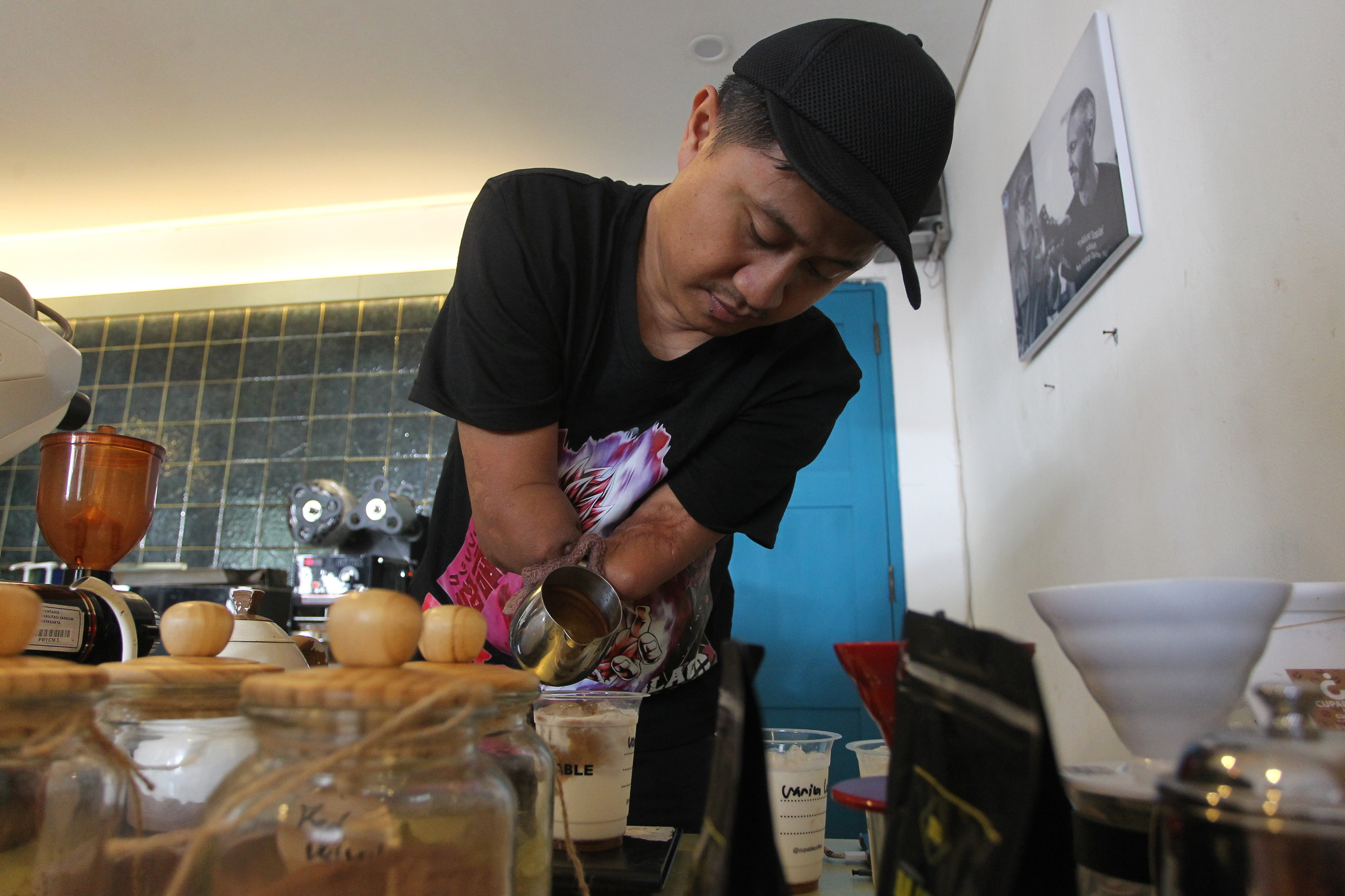 Eko Sugeng, seorang barista difabel meracik minuman kopi di Kafe Cupable, Pusat Rehabilitasi Yakkum, Sleman.