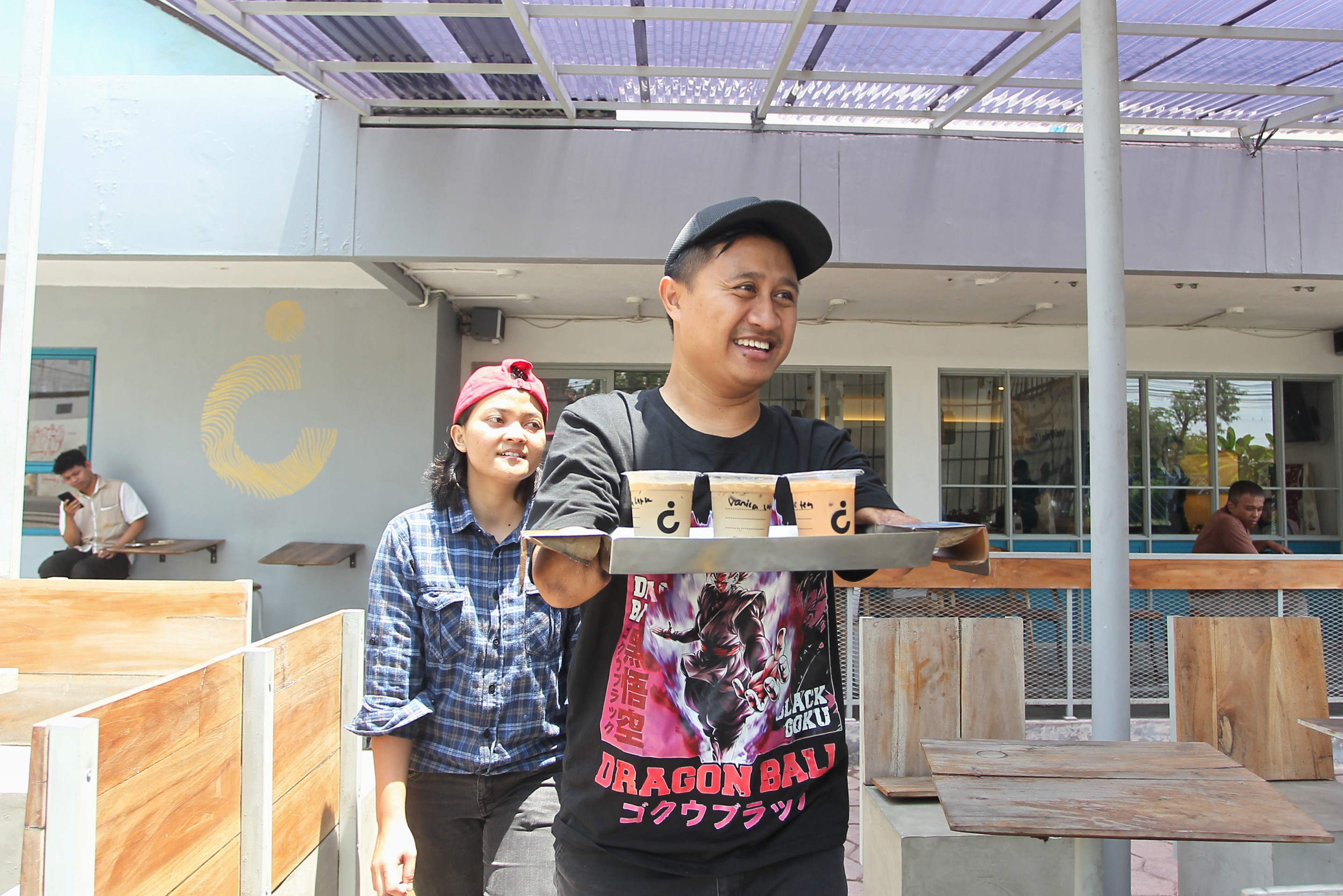 Eko Sugeng, seorang barista difabel meracik minuman kopi di Kafe Cupable, Pusat Rehabilitasi Yakkum, Sleman.