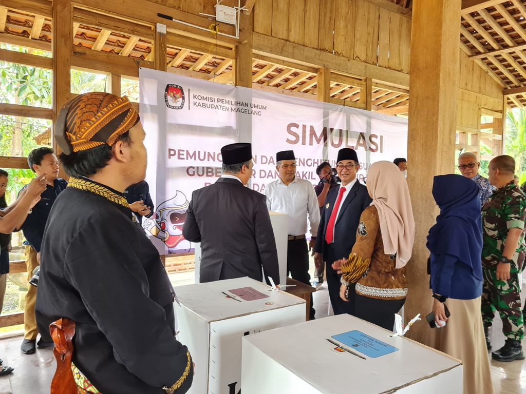 Warga Dusun Bakalan, Sawangan dilibatkan untuk mengikuti simulasi pemungutan suara menjelang Pilkada 2024, Minggu (10/11).