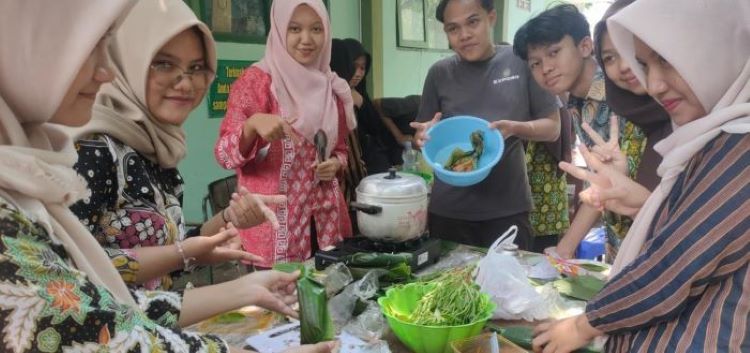 ANTUSIAS: Siswa kelas XII MIPA 1 MAN 4 Bantul saat praktik memasak dalam mata pelajaran PKWU.