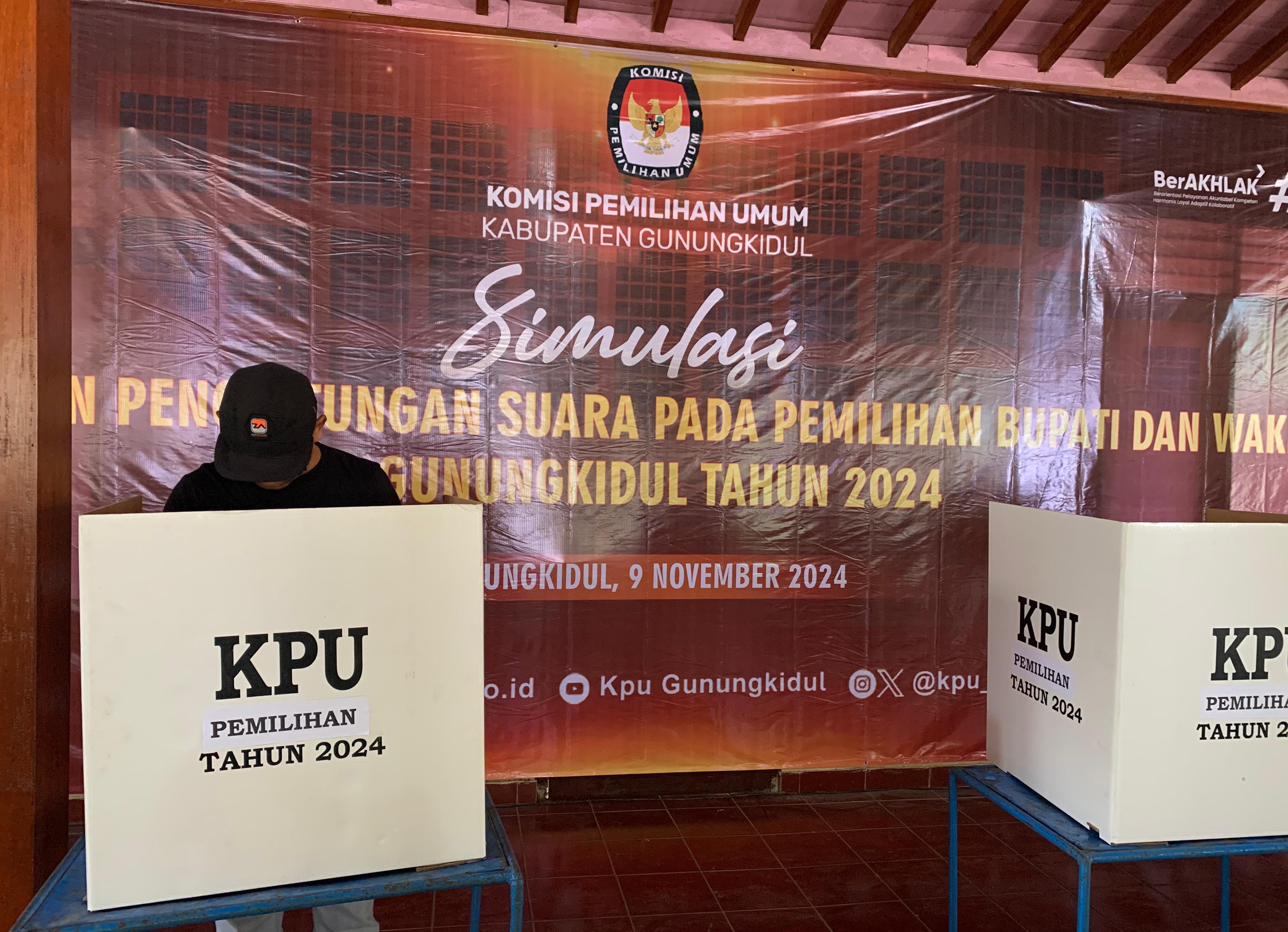 MATANGKAN PERSIAPAN: Simulasi pemungutan suara Pilkada 2024 di Kalurahan Karangduwet, Kapanewon Paliyan, Gunungkidul, Sabtu (9/11) kemarin.