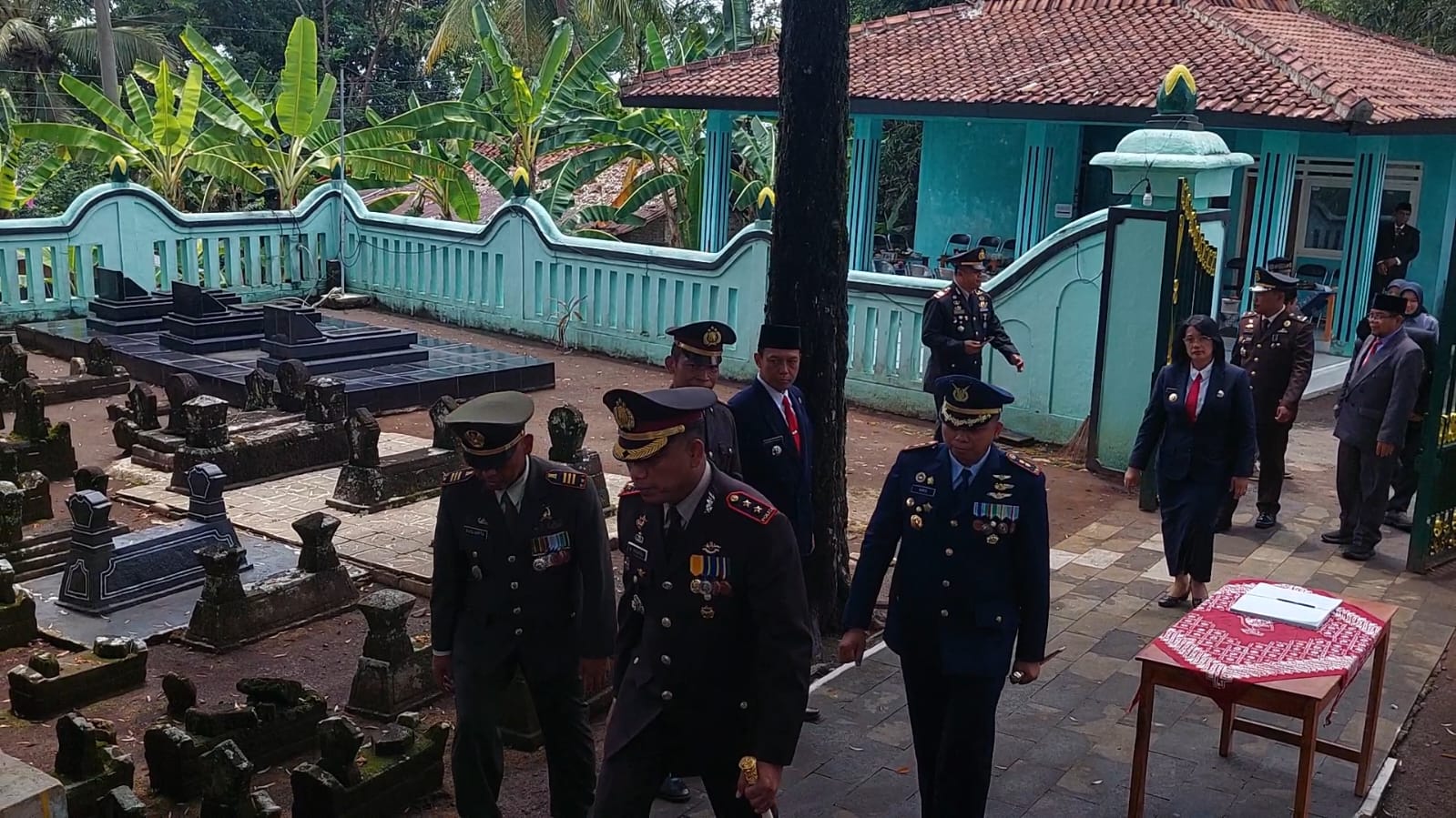 Pj Bupati Kulon Progo dan jajaran Forkompinda melakukan tabur bunga di Makam Nyi Ageng Serang.
