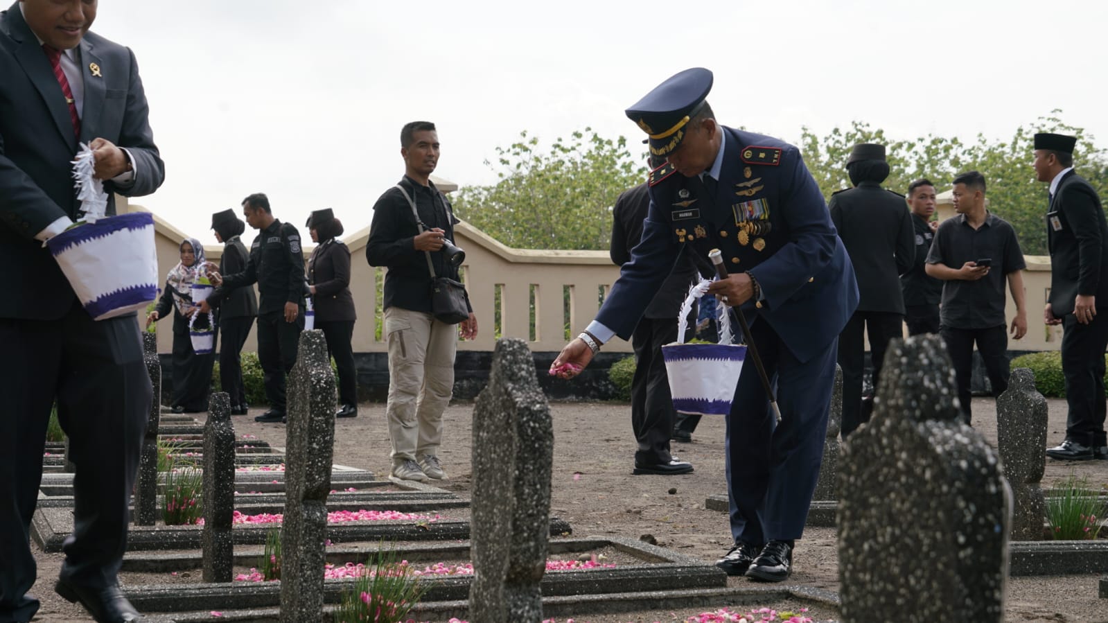 Proses tabur bunga di Taman Makam Pahlawan Bhakti Pertiwi, Minggu (10/11).
