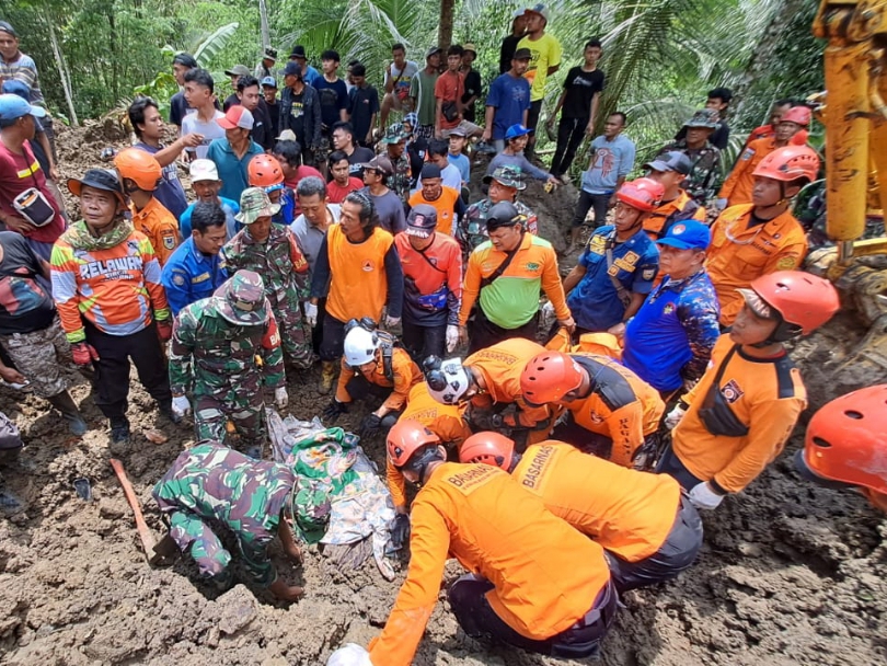 PENCARIAN KORBAN : Tim SAR gabungan berjibaku mencari dua korban yang tertimbun material longsor. Peristiwa ini terjadi di Desa Jemur, Kecamatan Pejagoan pada Sabtu (9/11) malam.