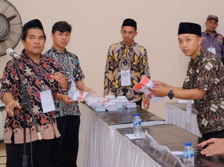 KPU Kebumen melakukan simulasi di TPS sebagai bentuk kesiapan jelang Pilkada 2024 pada 27 November mendatang