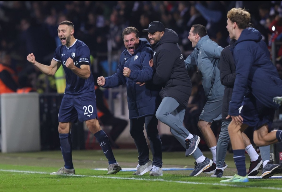 Selebrasi Bench VfL Bochum usai Koji Miyoshi mencetak gol penyeimbang di menit akhir atas Bayer Leverkusen