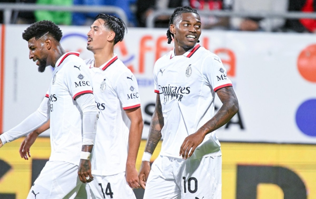 Selebrasi pemain AC Milan usai Rafael Leao cetak gol ke gawang Cagliari