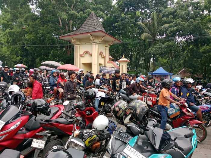 ANTUSIAS: Peserta Yamaha RX-King Indonesia (YRKI) yang terjebak macet kala menuju lokasi acara