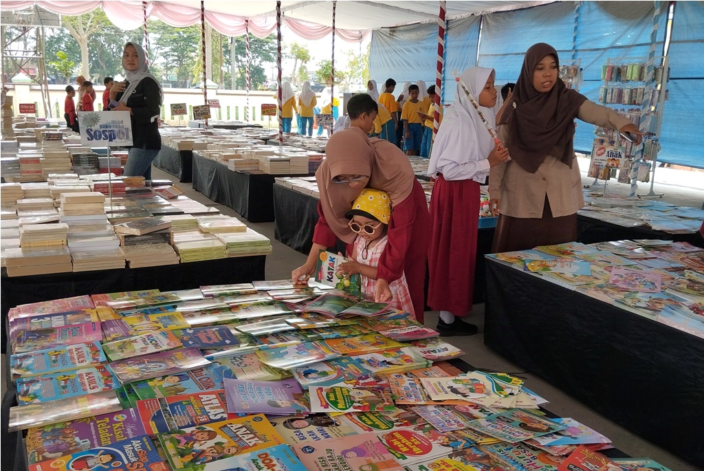 Suasana book fair atau pameran buku di halaman Perpustakaan Daerah Purworejo, digelar mulai 8-11 November 2024.