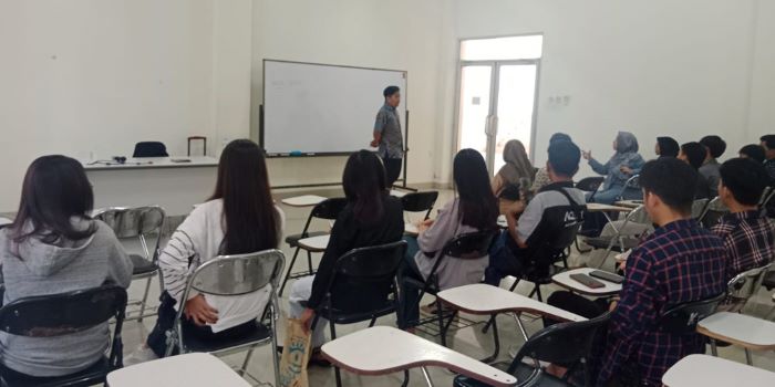 PEMBEKALAN: Para mahasiswa Unmaha mengikuti program pelatihan bahasa Jepang yang difasilitasi oleh kampus.
