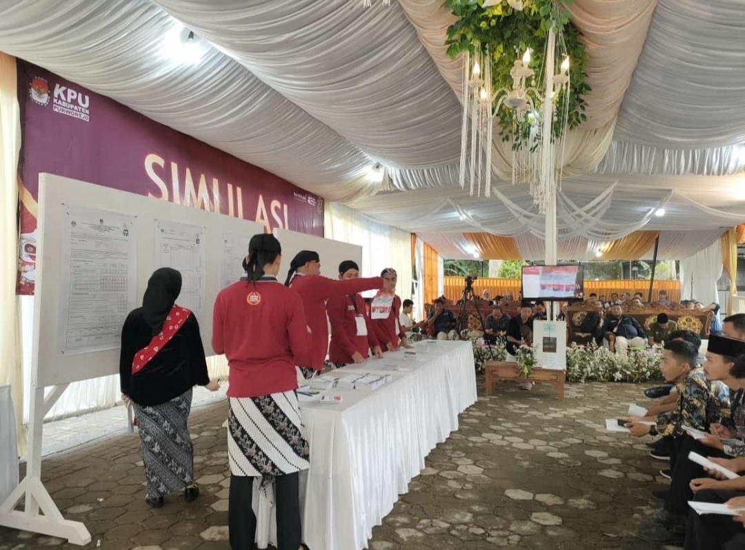 Suasana simulasi pemungutan suara hingga rekapitulasi suara di TPS 02 Desa Blimbing, Bruno, Purworejo lada Minggu (10/11).