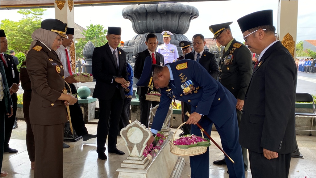 HARGAI JASA PAHLAWAN: Pada Peringatan Hari Pahlawan 10 November 2024, Pemda DIY melakukan ziarah dan tabur bunga di TMPK Yogyakarta