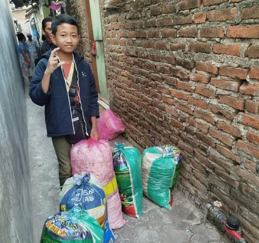Potret Raihan yang sedang mengumpulkan limbah kulit bawang.