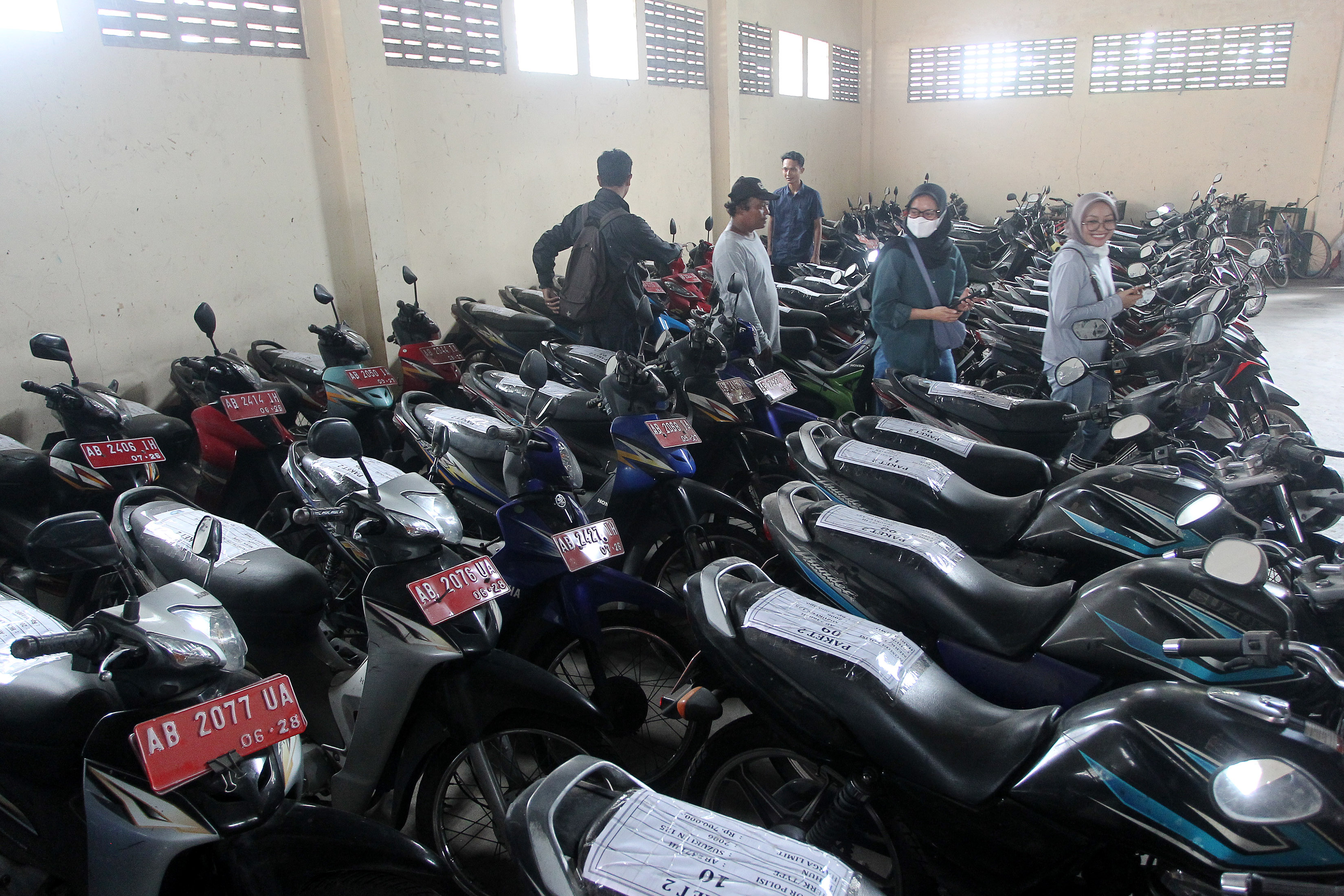 Warga memeriksa kondisi kendaraan operasional dinas milik Pemkot Jogja yang dilelang, di gudang Badan Pengelolaan Keuangan dan Aset Daerah (BPKAD) Kota Jogja, Senin (11/11).