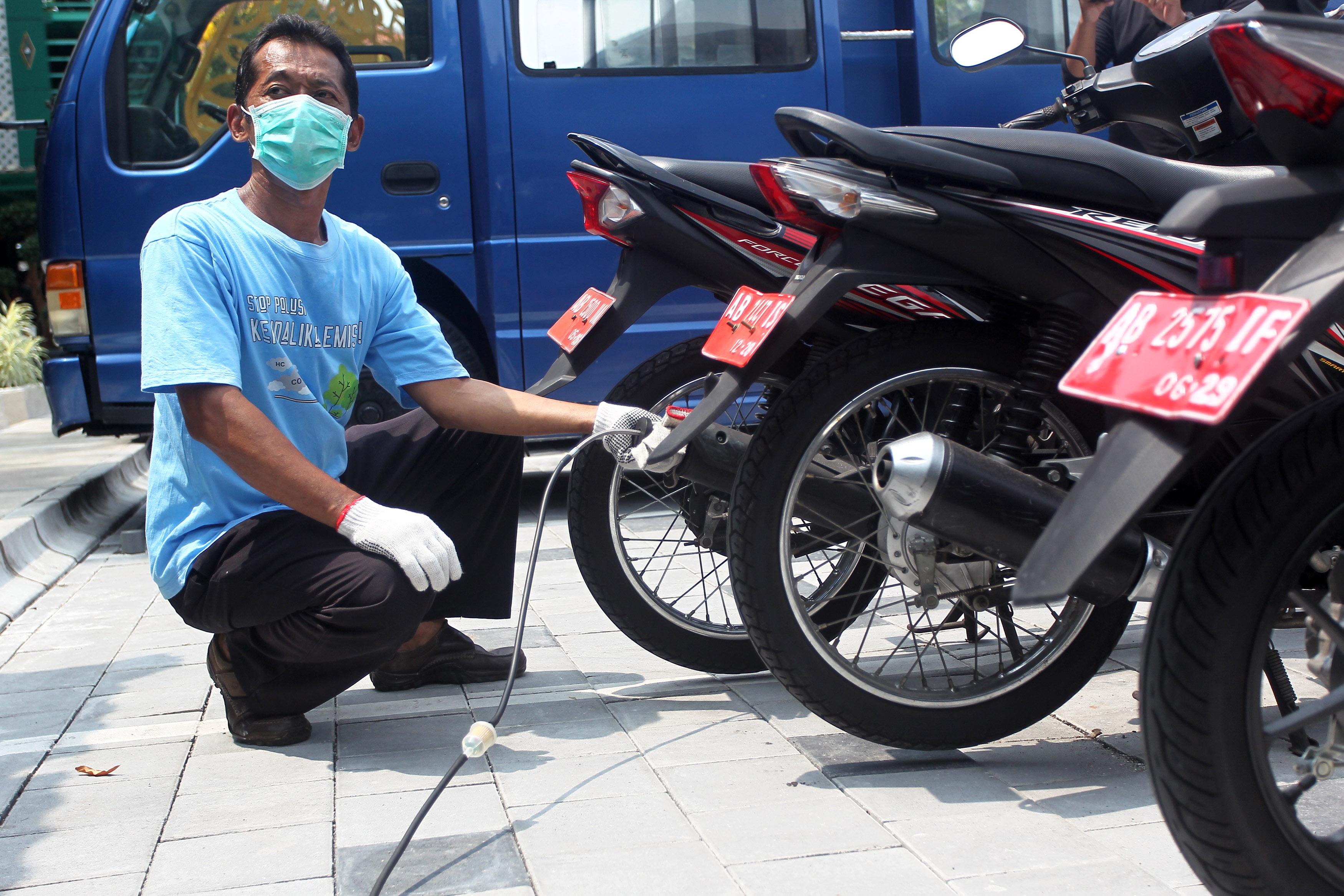 Pemkot Jogja menggelar uji emisi massal bagi kendaraan bermotor, di Plaza Balai Kota Jogja. Kegiatan tersebut menyasar kendaraan roda empat dan dua