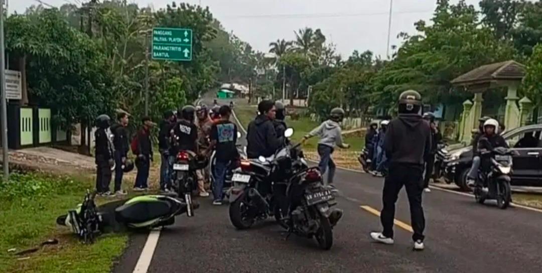 &nbsp;  Dua gerombolan pemuda terlibat bentrok di kawasan JJLS, Kapanewon Saptosari, Gunungkidul, Minggu (10/11) sekitar pukul 17.30 WIB.