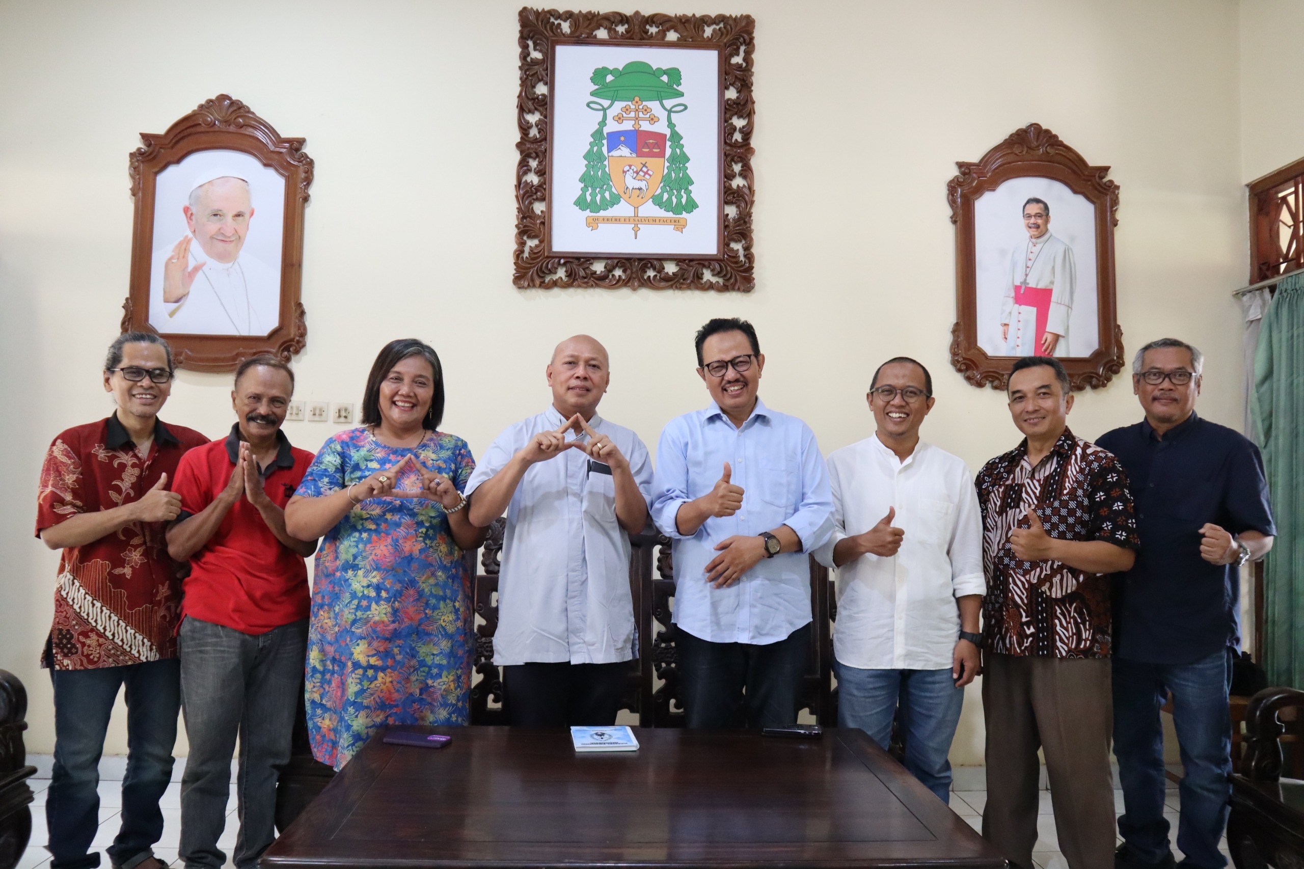 Pasangan calon wali kota dan wakil wali kota Jogja Heroe Poerwadi dan Sri Widya Supena saat menggelar dialog bersama dengan Kevikepan Yogyakarta Timur pada Senin (11/11).  &nbsp;