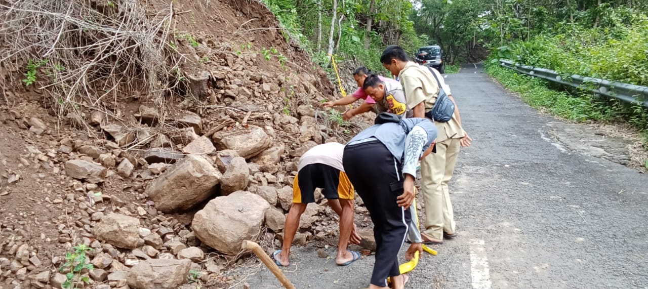 &nbsp;  Bencana longsor dan pohon tumbang terjadi di sejumlah lokasi di Gunungkidul, Senin (11/11).&nbsp;
