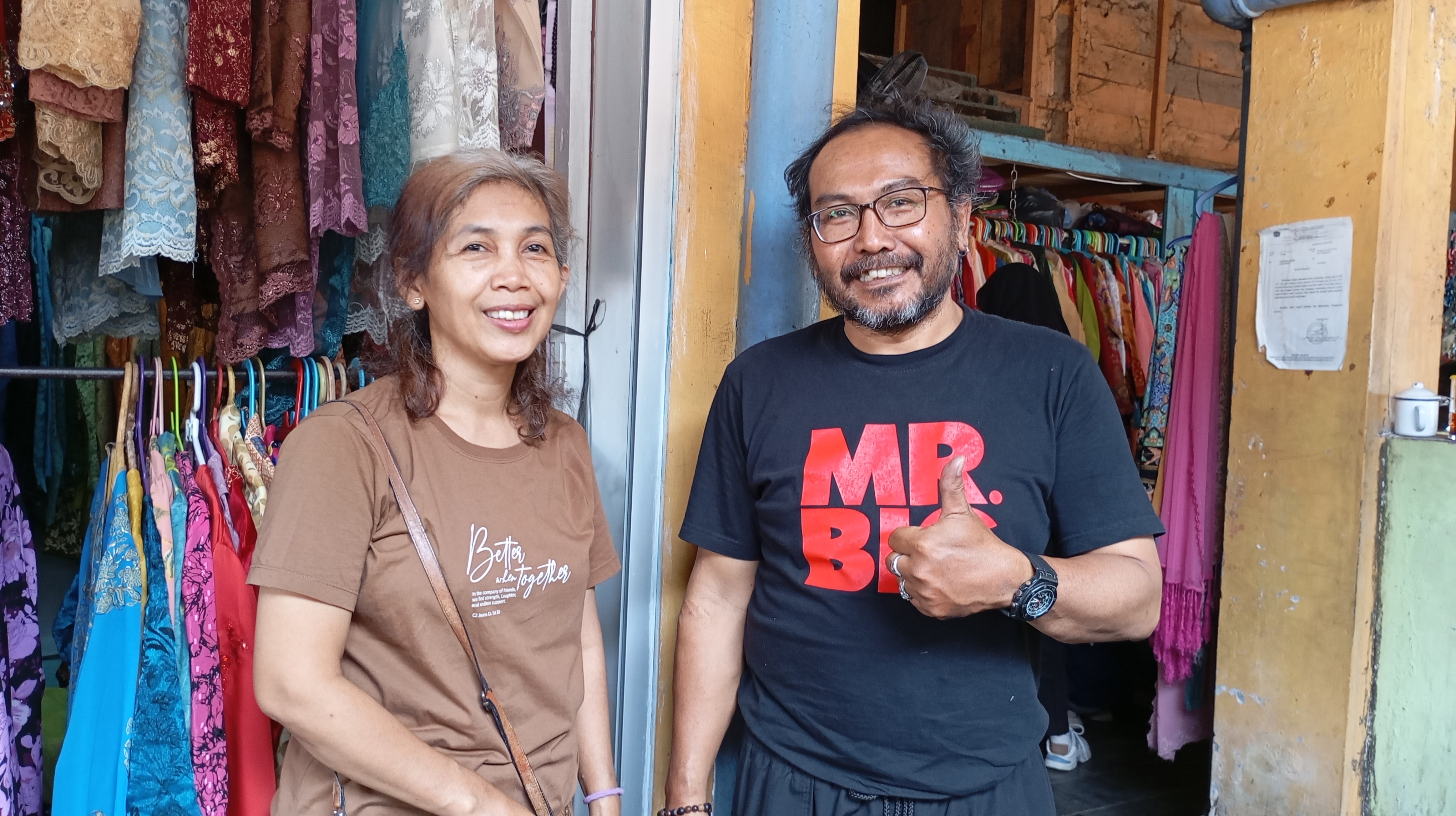 Pasangan Purwati dan Agustinus Heriyanto di depan toko kebaya bekasnya di lantai tiga Pasar Beringharjo, Jogja.