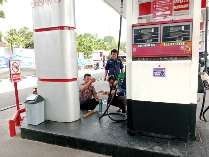 Proses pengecekan oleh pengawas di SPBU Jalan Kaliurang Senin (11/11/2024)