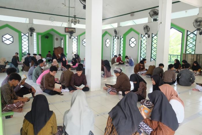 ANTUSIAS: Puluhan siswa MAN 1 Jogja saat mengikuti simaan Alquran 30 juz yang berlangsung di Masjid Al-Hakim MAN 1 Jogja.