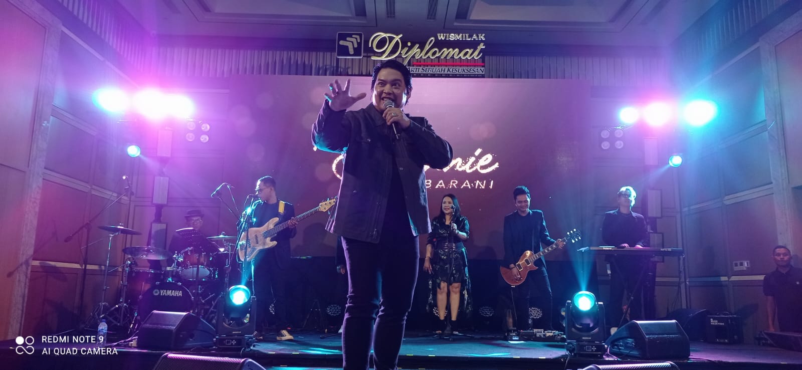 BINTANG: Penampilan Donnie Sibarani di Gramm Hotel, Sabtu (9/11) lalu.