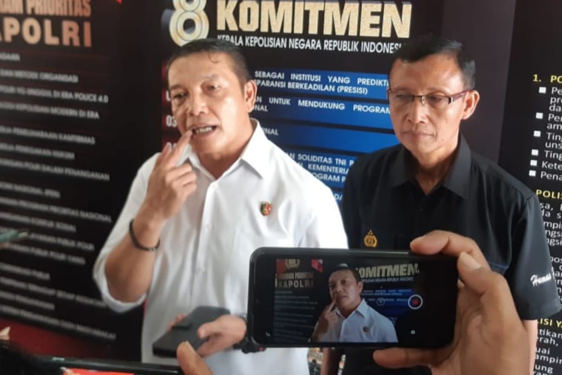 Kasat Reskrim Polresta Jogja Kompol Probo Satrio (kiri) didampingi Kasi Humas Polresta Jogja AKP Sujarwo saat memberikan keterangan kepada awak media di Mapolresta Jogja, Senin (11/11/2024).