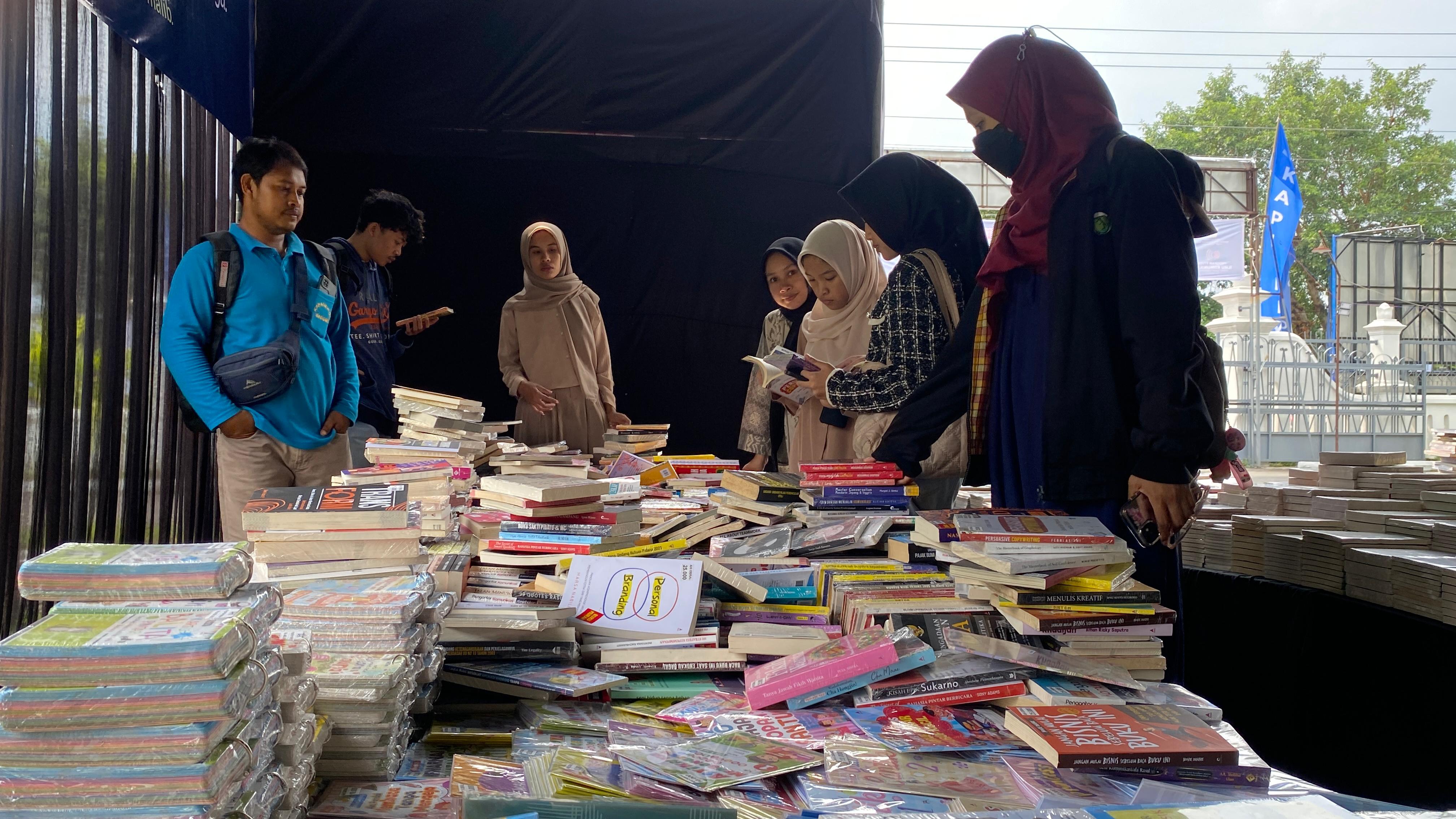 Antusiasme masyarakat dalam acara Pesta Buku Jogja yang digelar di depan kampus APMD Yogyakarta (11/112024).  (AGUNG DWI PRAKOSO/RADAR JOGJA)