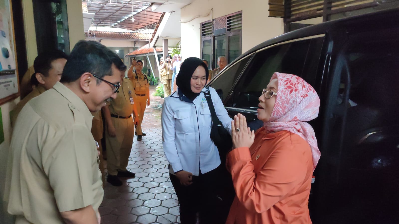 Menteri PPPA Arifatul Choiri Fauzi (baju orange) saat berkunjung ke Purworejo di Kantor DPPPAPMD Purworejo, Senin (11/11).