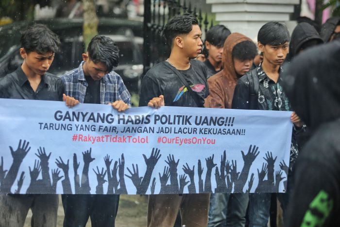 TURUN AKSI: Peserta aksi yang tergabung dalam Liga Demokratis menggelar aksi damai di depan Kantor Bawaslu Sleman Senin (11/11/2024).