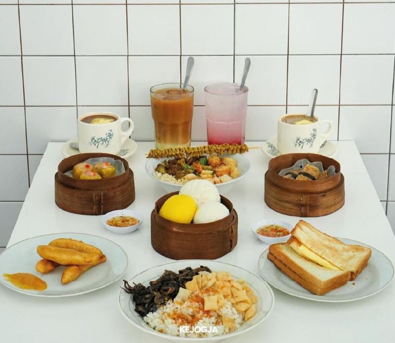 Hidangan dengan cita rasa Melayu di Kedai Makmur.