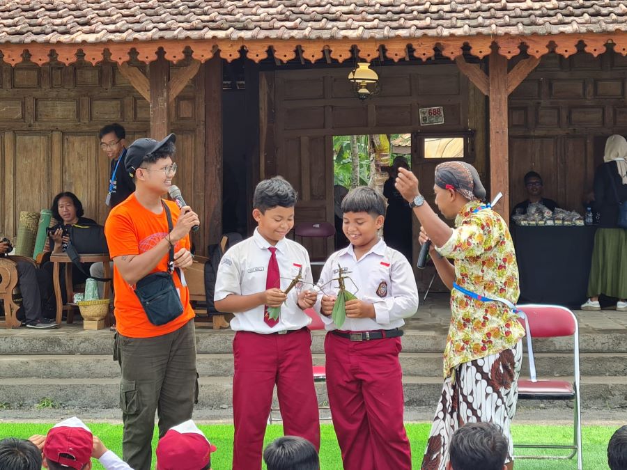 MENARIK: MCB Unit Warisan Dunia Borobudur menggelar workshop pembuatan wayang dari ranting pohon singkong di Situs Brongsongan, Borobudur.