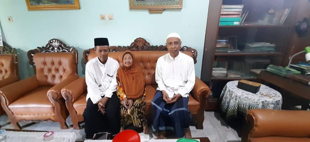 KH Henry Sutopo (kanan) bersama Mbok Yem.