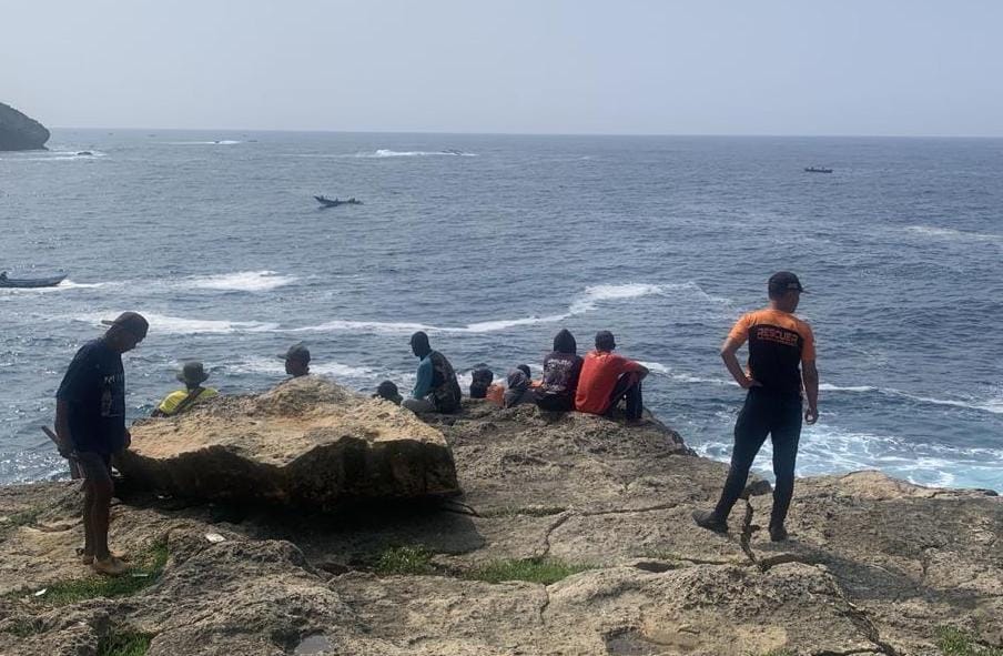 &nbsp;  DICARI: Proses pencarian terhadap Sukrin, korban hilang terseret ombak di Pantai Jogan, Kalurahan Purwodadi, Tepus, Gunungkidul, Selasa (12