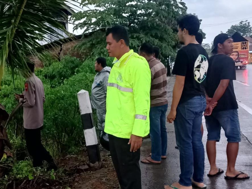 Petugas dari Polsek Karanganyar bersama warga berhasil membubarkan aksi tawuran antar dua kelompok pelajar SMK. (Dokumentasi Polsek Karanganyar)