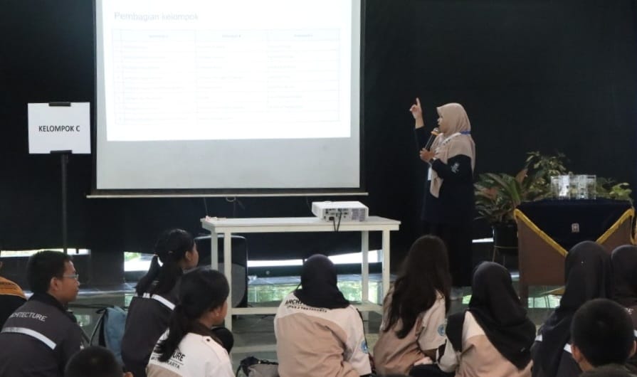ANTUSIAS - Para pelajar mengikuti  kompetisi Youth Designer & Constructor Festival dengan fokus pada desain dan konstruksi jembatan rangka di Hall FTSP UII, Gedung Moh. Natsir,  Selasa (12/11/2024)