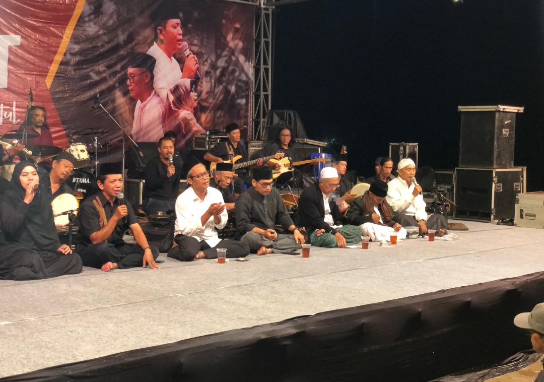 Penampilan Kiai Kanjeng dalam Nyawiji Ngaji Wengi yang digelar arga Srimartani Piyungan Bantul