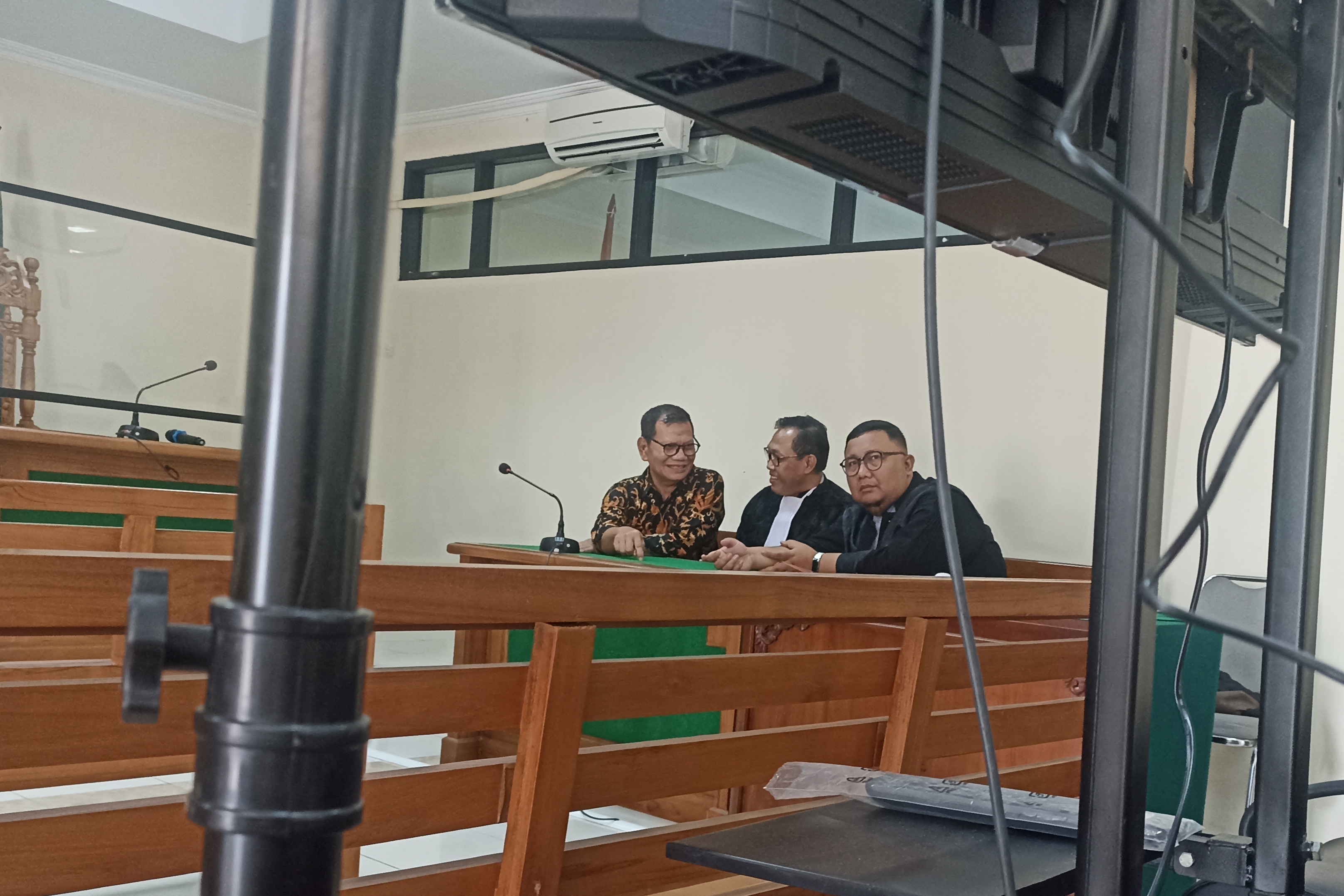 GREGORIUS BRAMANTYO/RADAR JOGJA  INVESTASI EMAS: Mantan Direktur PT Taru Martani Nur Achmad Affandi (kiri) berdiskusi dengan penasihat hukumnya usai sidang tuntutan di Pengadilan Tipikor dan Hubungan