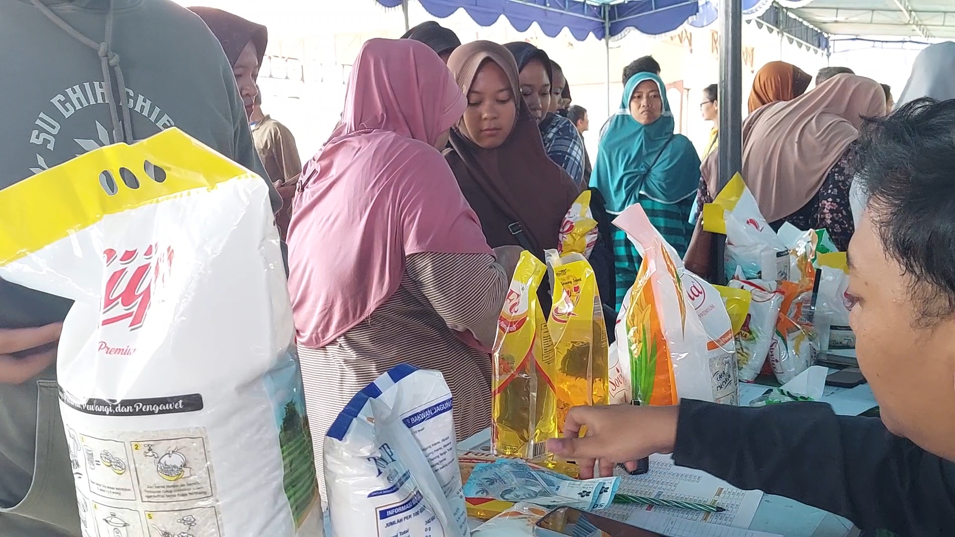 Ilustrasi kegiatan pasar murah