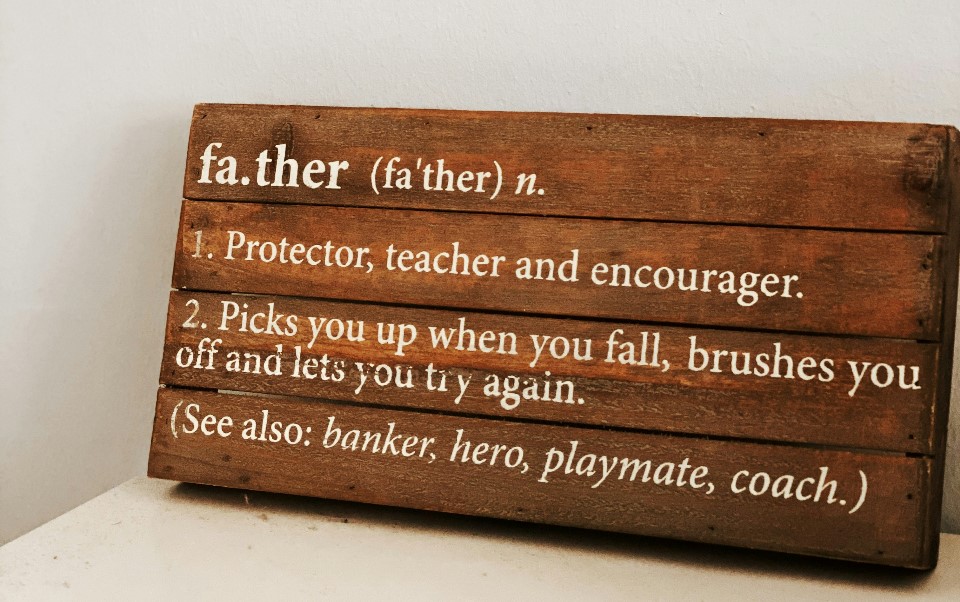 Deskripsi seorang ayah dalam bahasa Inggris.