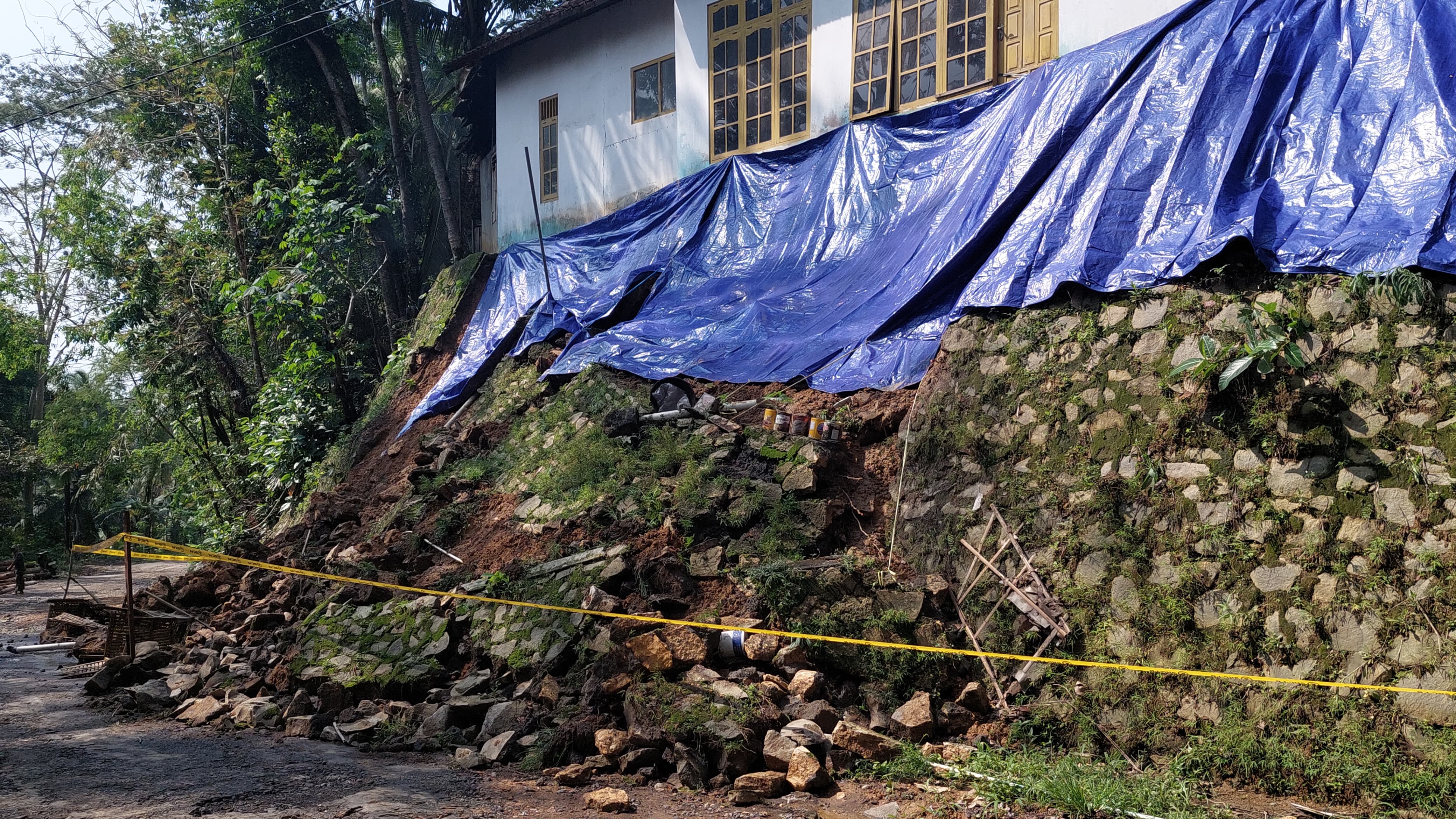AMBROL: Bangketan rumah Surohmi yang ambrol dan berimbas pada bangunan rumahnya. Lantainya amblas dan dindingnya retak rusak.