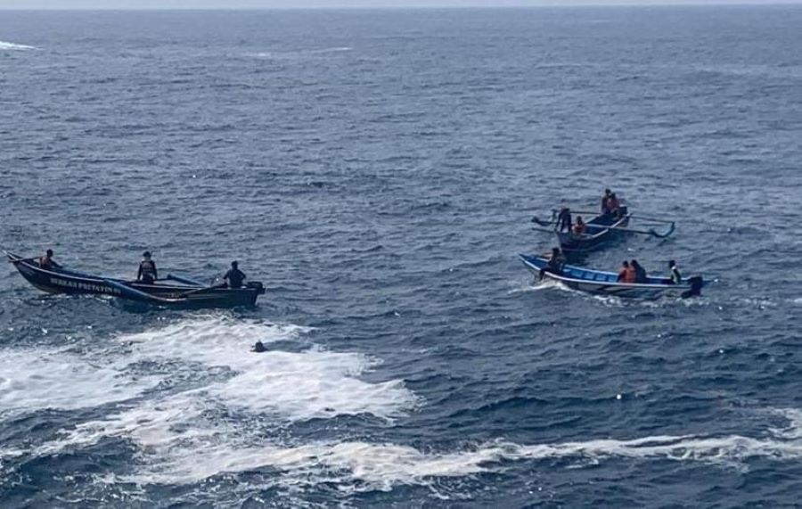 Proses pencarian terhadap Sukrin, korban hilang terseret ombak di Pantai Jogan, Kalurahan Purwodadi, Tepus, Gunungkidul, Selasa (12/11).
