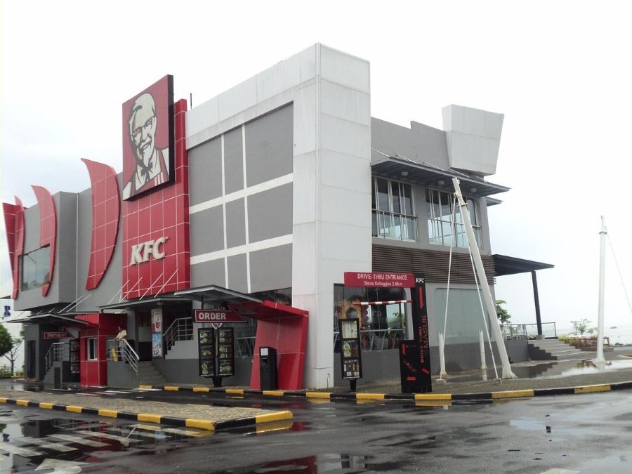 KFC Indonesia menutup puluhan gerai sebagai langkah efisiensi di tengah tekanan boikot dan kondisi pasar yang menantang.