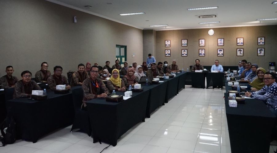 AKRAB - Suasana kunjungan pimpinan dan pejabat struktural UMBY ke UII di Ruang Sidang Gedung Kuliah Umum Prof. Dr. dr. Sardjito pada Senin (11/11/2024)