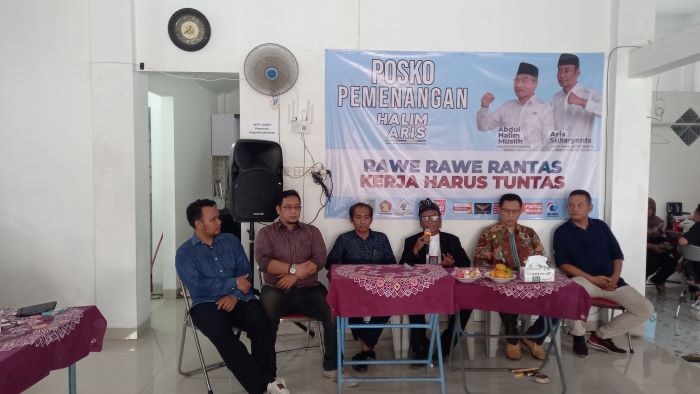 TERULANG LAGI: Tim Hukum Halim-Aris saat menyampaikan keterangan terkait laporan mengenai indikasi pelanggaran kampanye netralitas ASN dan perusakan APK Rabu (13/11/2024)