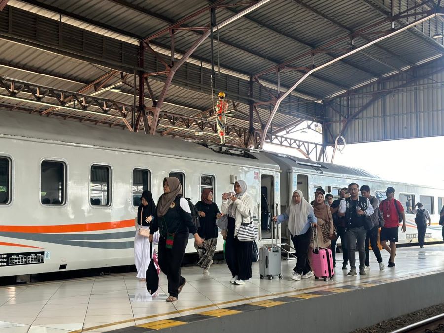 Suasana penumpang KA di stasiun wilayah Daop 5 Purwokerto.