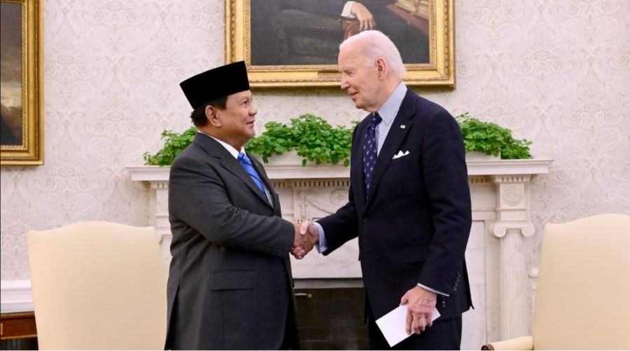 Prabowo Subianto dan Joe Biden berbincang hangat di Oval Office, Washington DC.