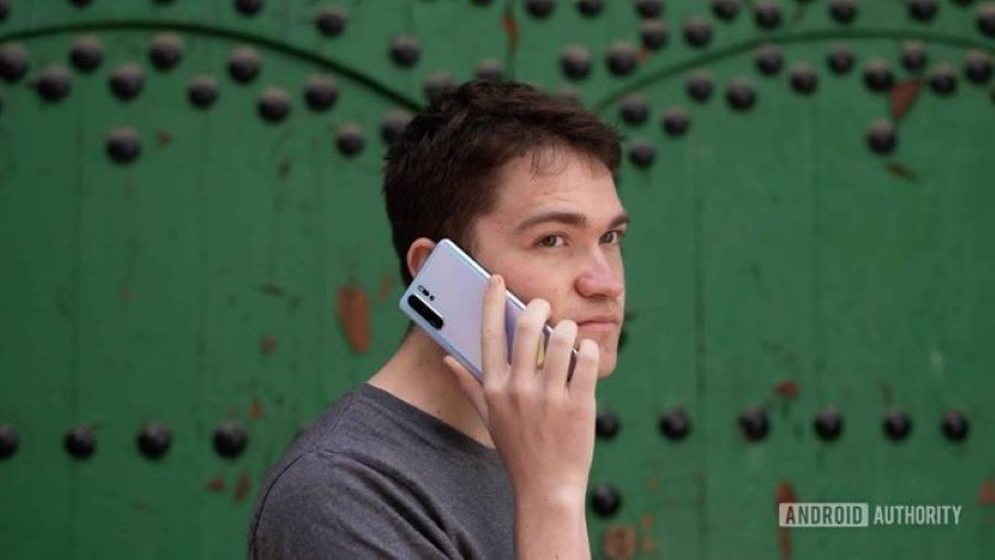Orang sedang melakukan telepon.